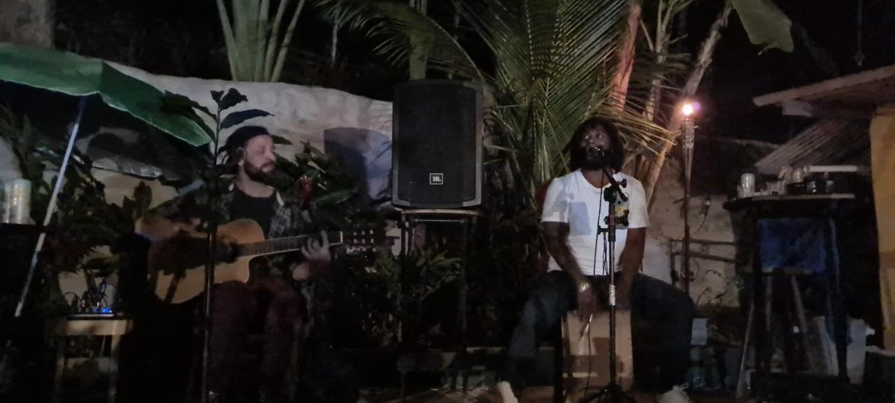 Sintonia Surf Hostel E Bar Ubatuba Buitenkant foto